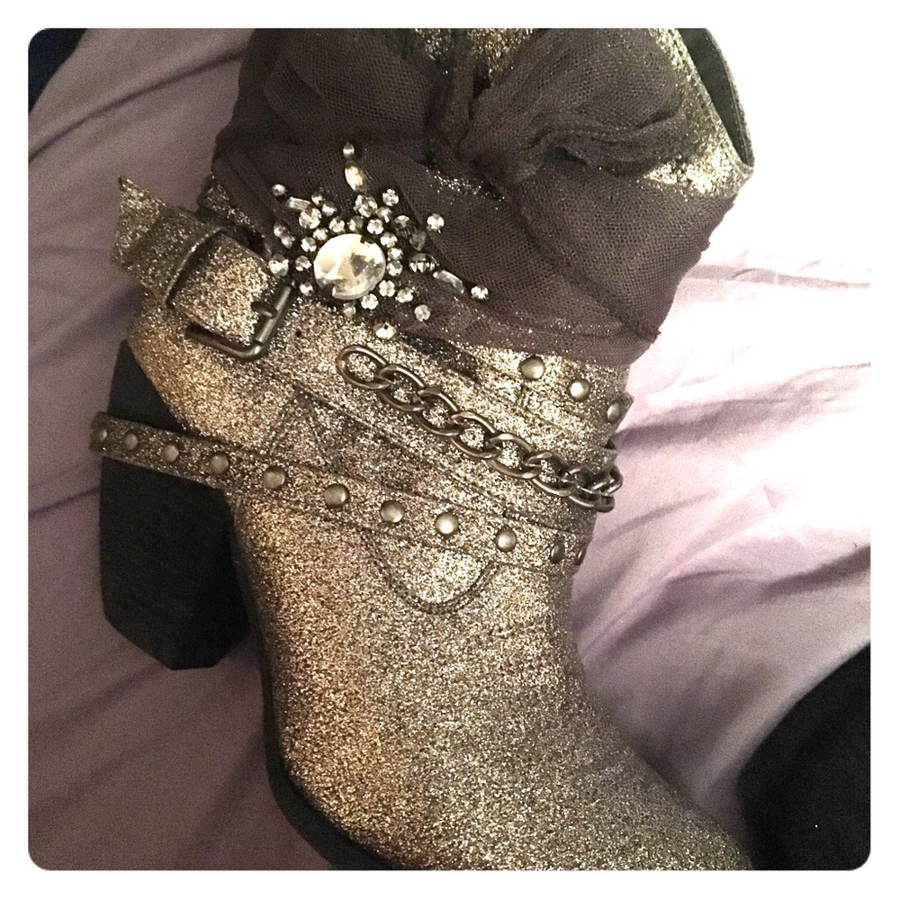 Silver glitter cowboy boots with heel.